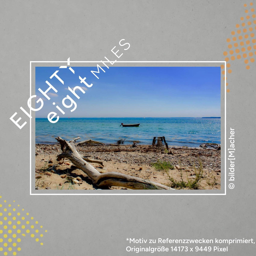 Wandbild eines bootes im Meer an einem naturbelassenen Strand 