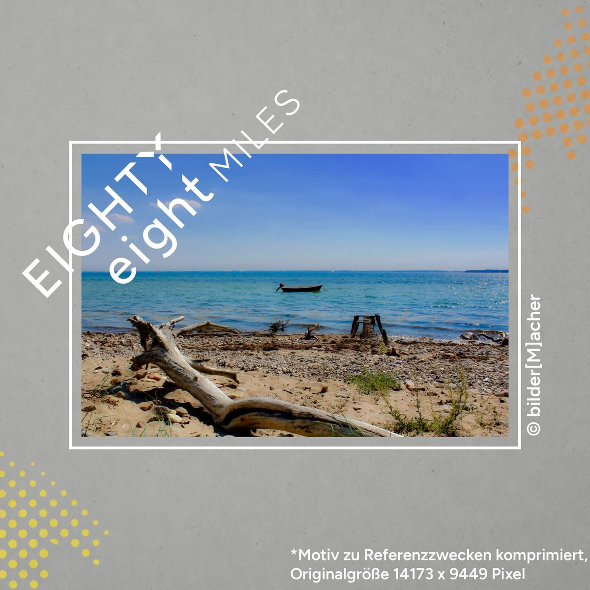 Wandbild eines bootes im Meer an einem naturbelassenen Strand 