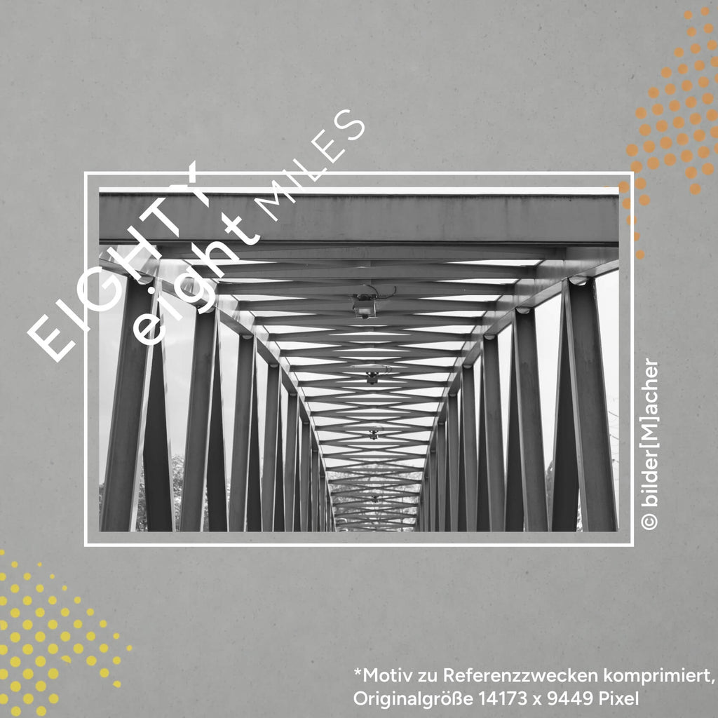 Wandbild in schwarz weiss von der geometrie einer ehemaligen Eisenbahnbrücke