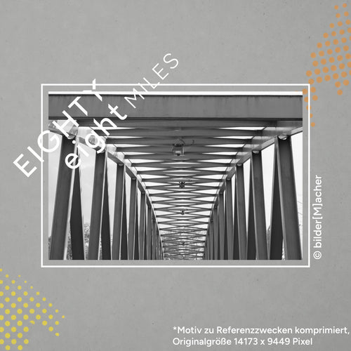 Wandbild in schwarz weiss von der geometrie einer ehemaligen Eisenbahnbrücke