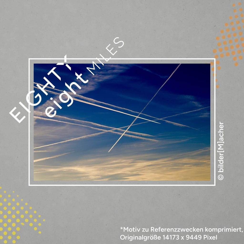 Wandbild eines Abendhimmels mit Kondensstreifen von Flugzeugen.