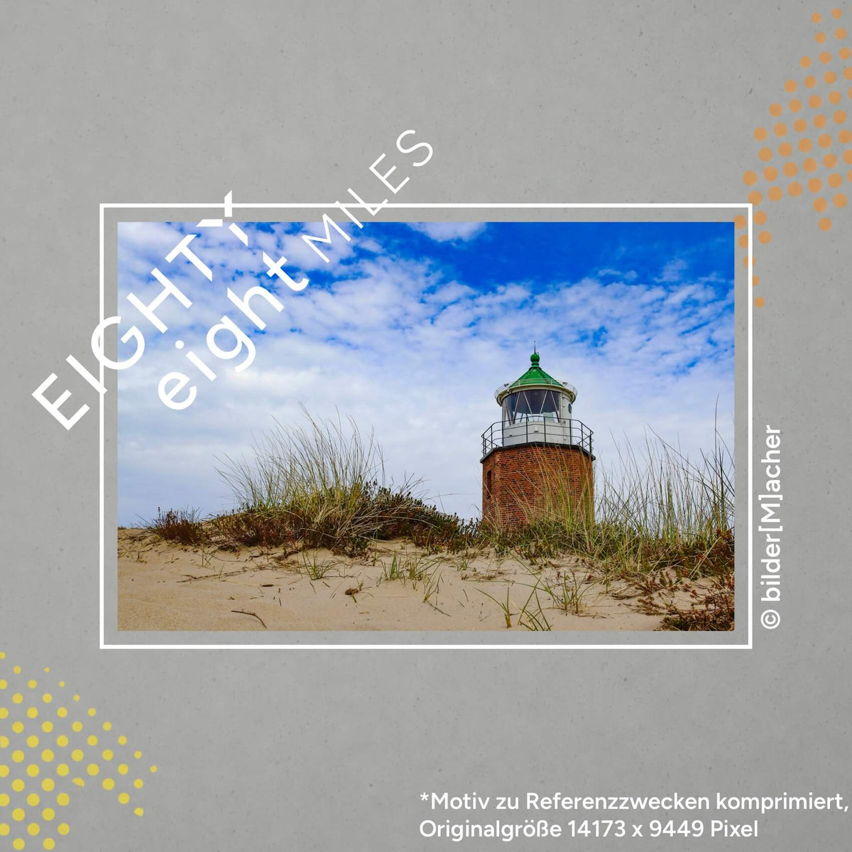 Wandbild eines Leuchtturms von unten an einer Düne hinauf fotografiert
