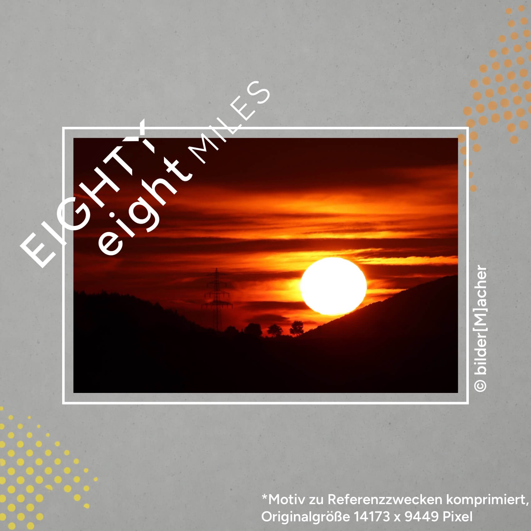 Wandbild eines roten Sonnenuntergangs in einer mittelgebirgslandschaft