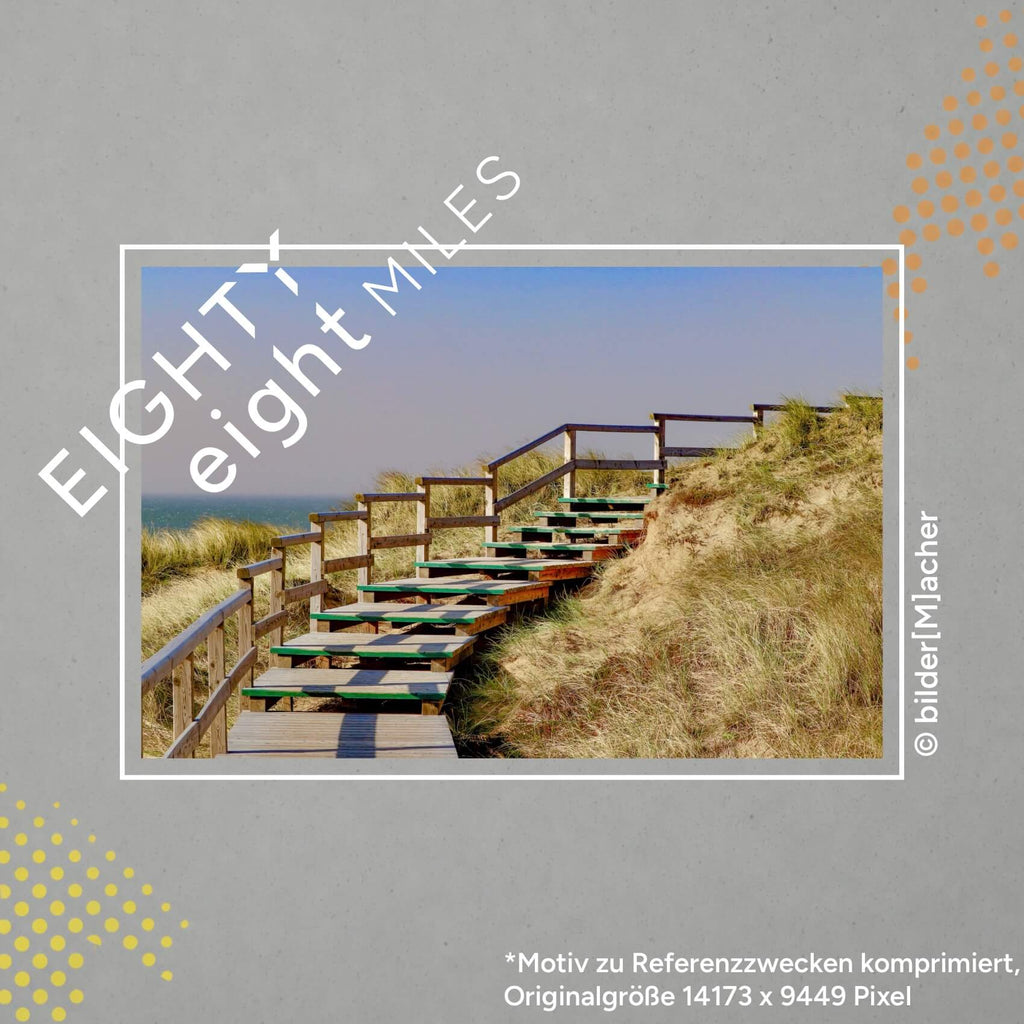 Wandbild einer Holztreppe, die sich durch das Gras einer Düne hinaufschlängelt. Im Hintergrund ist am Horizont das Meer zu sehen. 