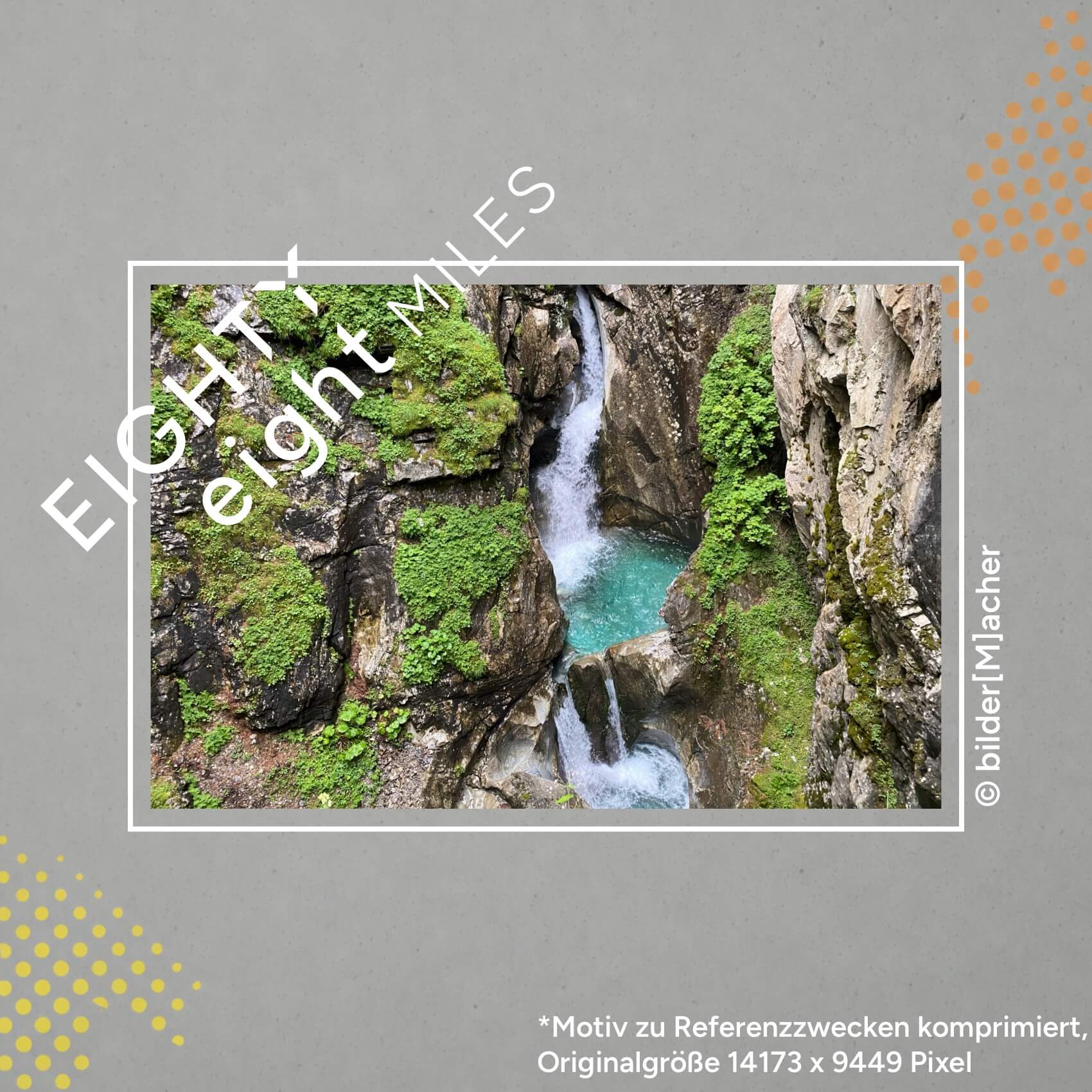 Wandbild eins wasserfalls welcher zweischen zwei Felsen entlang fließt