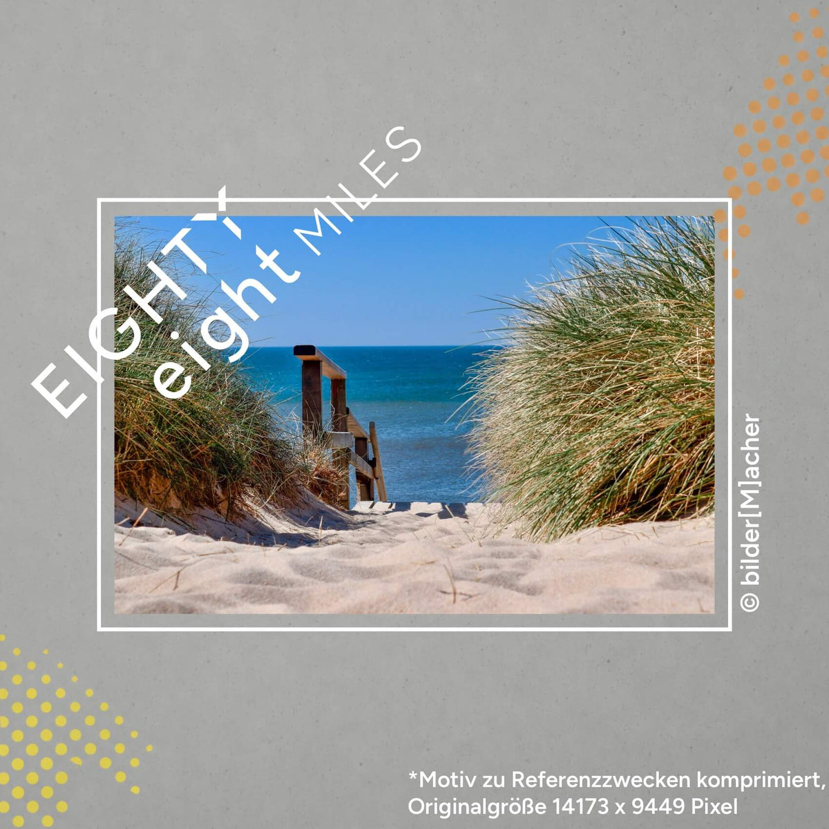Wandbild einer Holztreppe die zum Meer runter führt in einer Dünenlandschaft