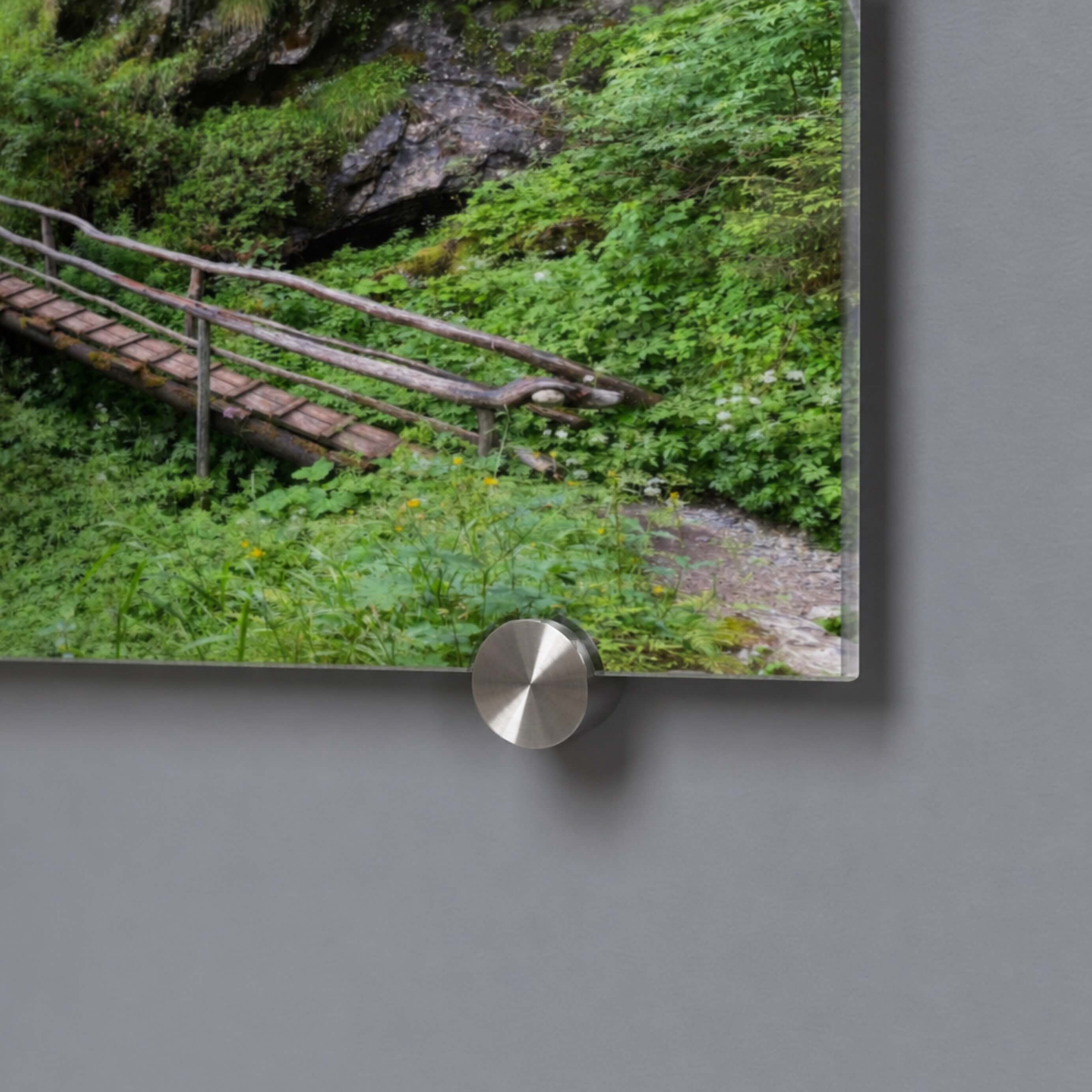 Ein 88Miles Acrylbild welches mit Spiegelhaltern montiert wurde