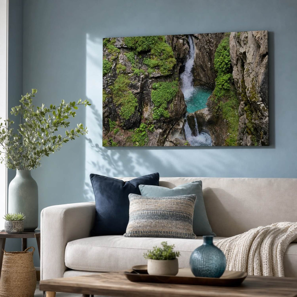 [ai-modified;e:living-room] In einer Wohnsituation ist das 88Miles Wandbild: Versteckter Wasserfall