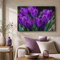 [ai-modified;e:living-room] In einer Wohnsituation hängt das 88Miles Wandbild Purpurblüte