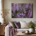 [ai-modified;e:living-room] In einer Wohnsituation hängt das Wandbild: DMC Masterpieces: Heideblüte