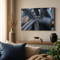 [ai-modified;e:living-room] In einer Wohnsituation hängt das Wandbild: Heavy Metal