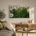 [ai-modified;e:living-room] In einer Wohnsituation hängt das Wandbild DMC Masterpieces: Momentaufnahme
