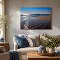 [ai-modified;e:living-room] 88Miles Wandbild funkelndes Meer in einer Wohnsituation