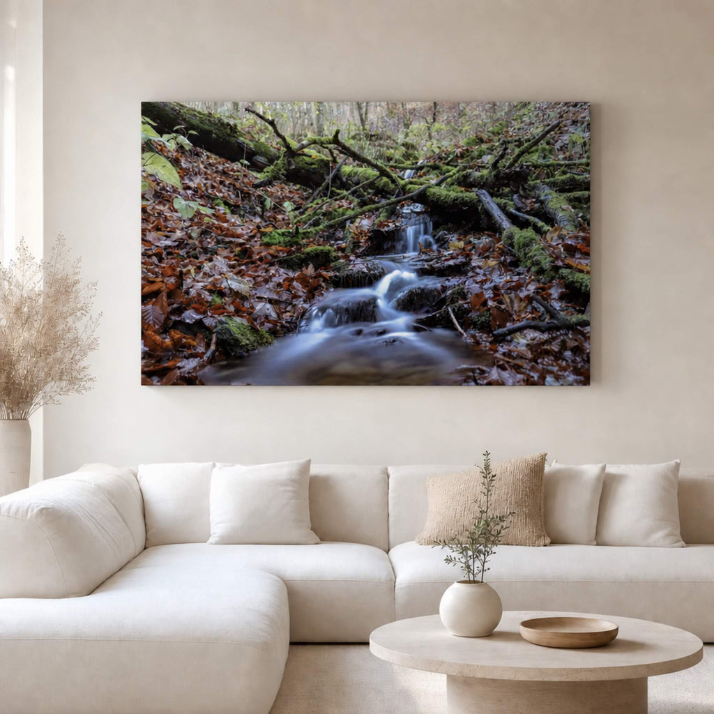 [ai-modified;e:living-room] In einer hellen Wohnsituation hängt das 88Miles Wandbild: Weg der Natur