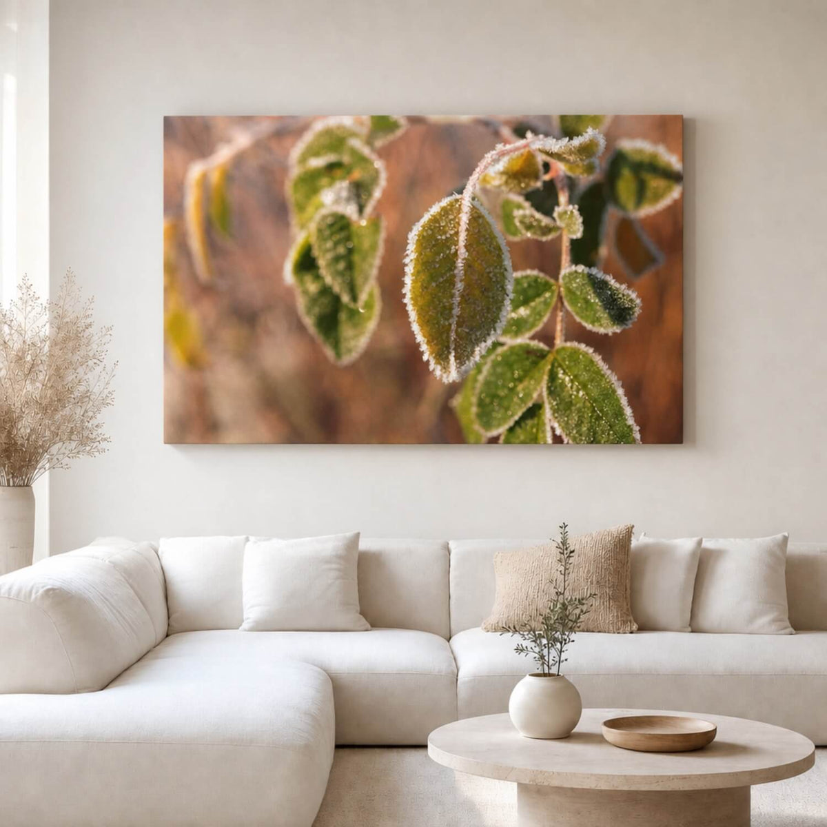[ai-modified;e:living-room] In einer hellen Wohnsituation hängt das Wandbild: DMC Masterpieces: Morgenfrost
