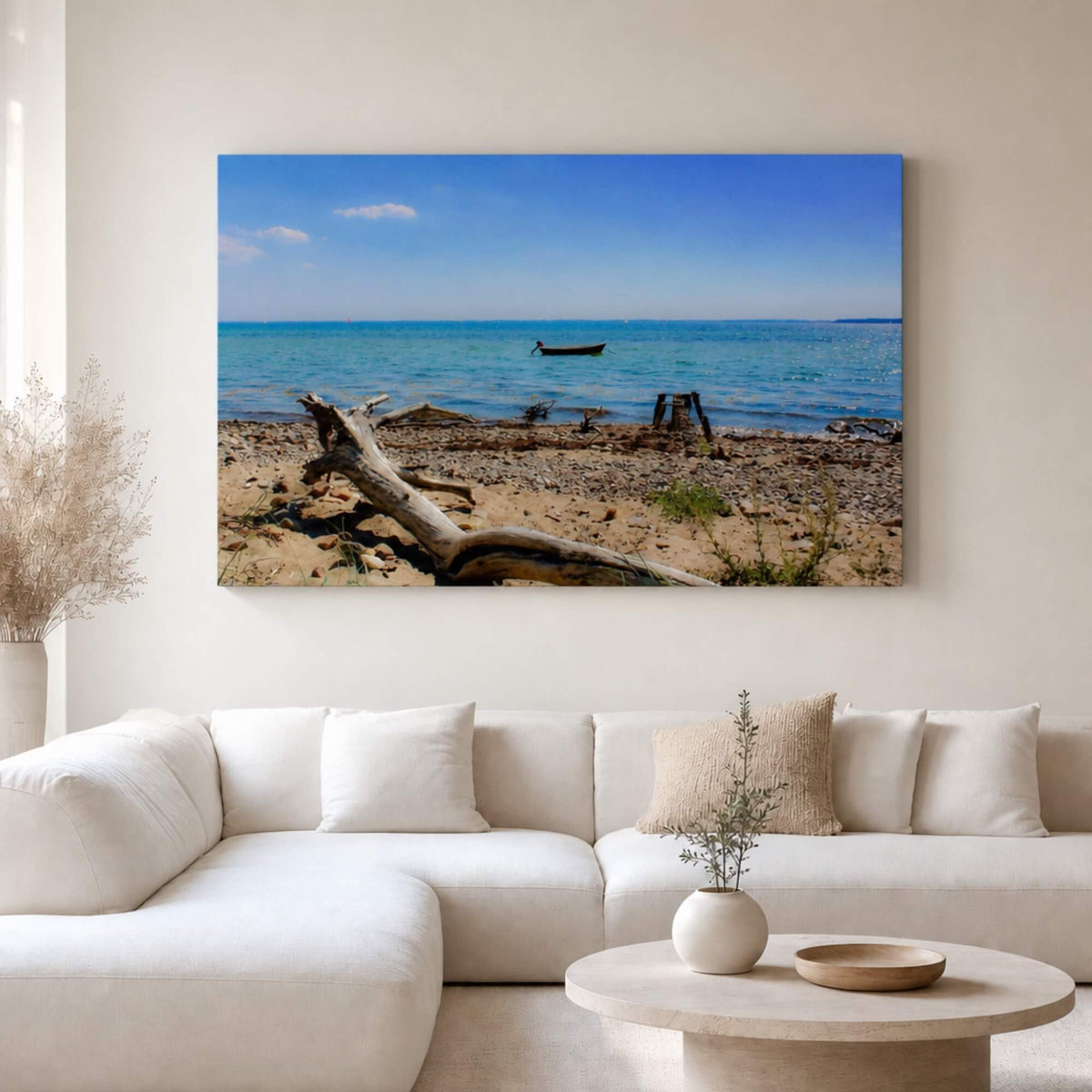 [ai-modified;e:living-room] In einer hellen Wohnsituation hängt das 88Miles Wandbild: Küste ohne Eile