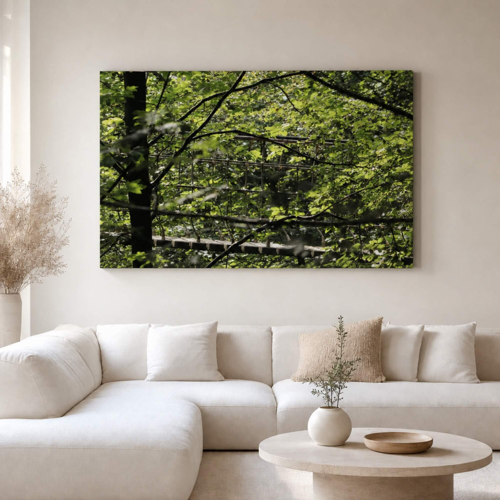 [ai-modified;e:living-room] In einer hellen Wohnsituation hängt das 88Miles Wandbild: Versteckt im Wald