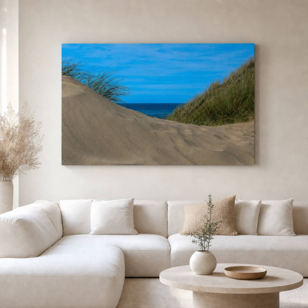 [ai-modified;e:living-room] In einer hellen Wohnsituation hängt das Wandbild Düne IV