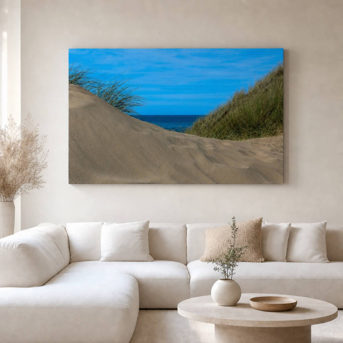 [ai-modified;e:living-room] In einer hellen Wohnsituation hängt das Wandbild Düne IV
