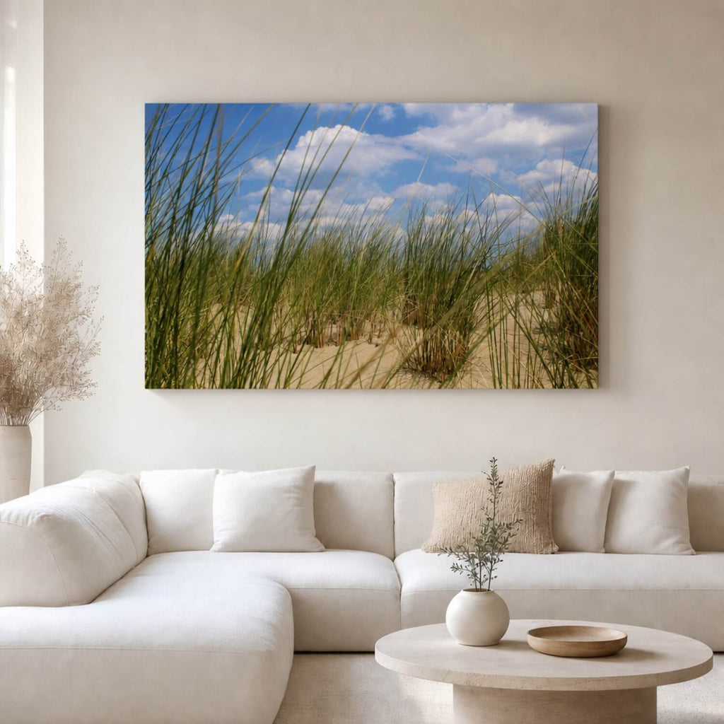 [ai-modified;e:living-room] In einer hellen Wohnsituation hängt das 88Miles Wandbild Dünengras
