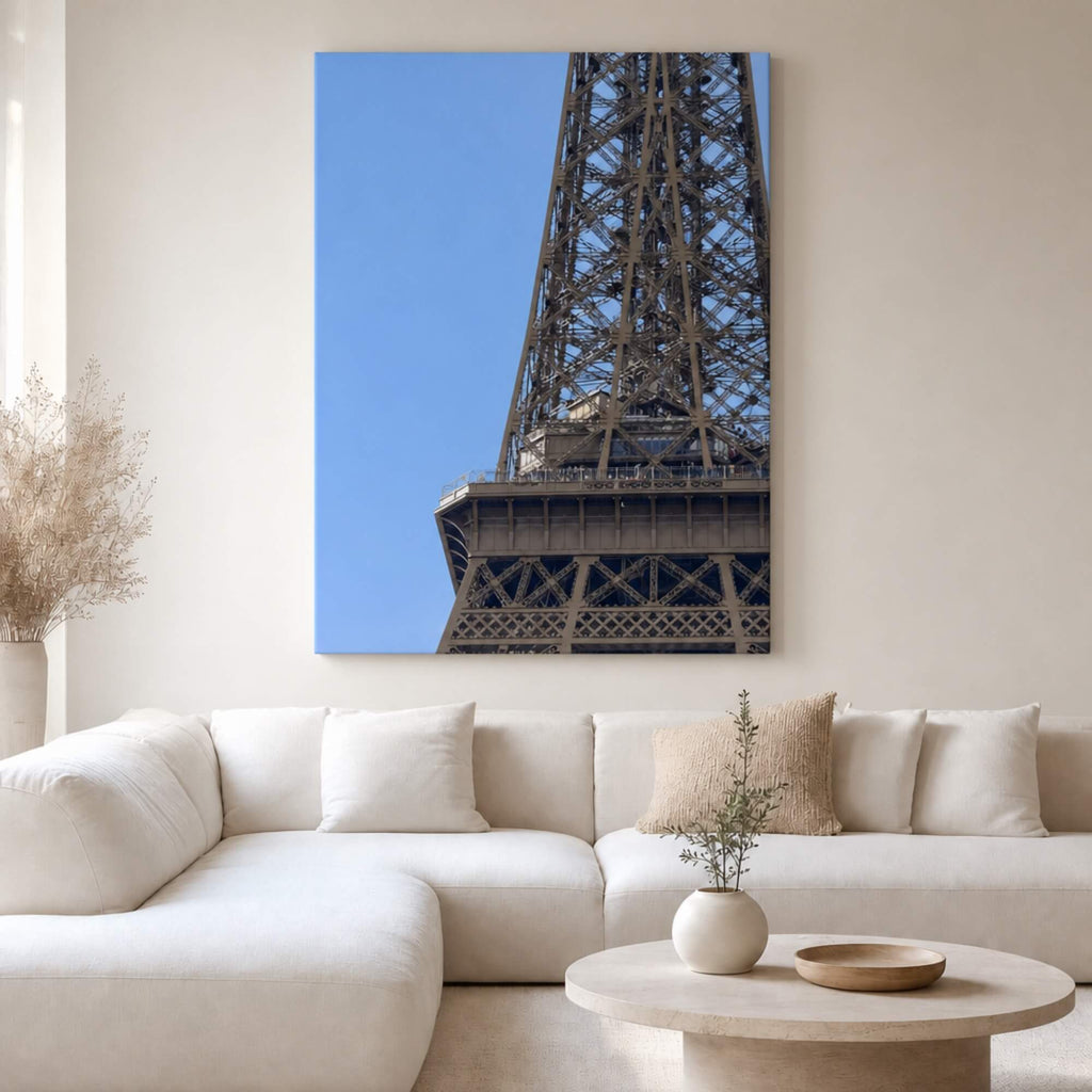 [ai-modified;e:living-room] In einer hellen Wohnsituation hängt das 88Miles Wandbild: Turmgeometrie
