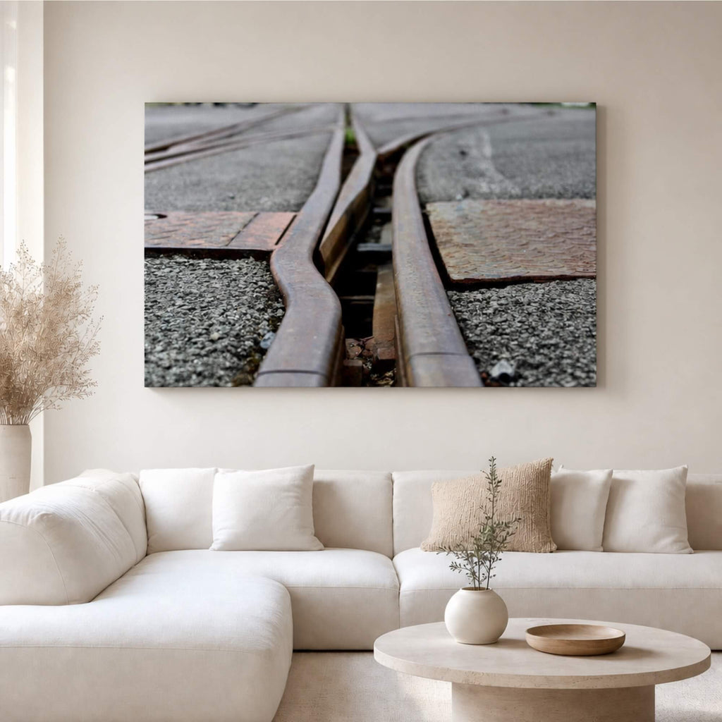 [ai-modified;e:living-room] In einer hellen Wohnsituation hängt das 88Miles Wandbild: Weichenstellung