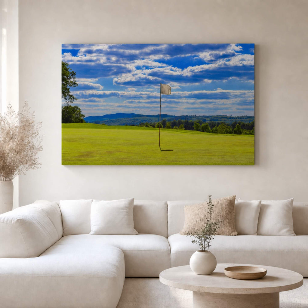 [ai-modified;e:living-room] In einer hellen Wohnsituation hängt das 88Miles Wandbild: Birdie