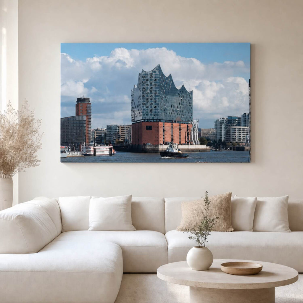 [ai-modified;e:living-room] In einer hellen Wohnsituation hängt das 88Miles Wandbild Elbblick