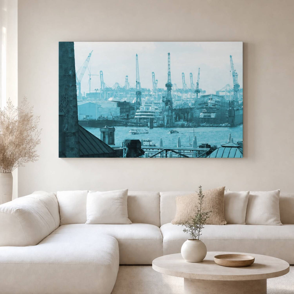 [ai-modified;e:living-room] In einer hellen Wohnsituation hängt das 88Miles Wandbild Hafen-Blues