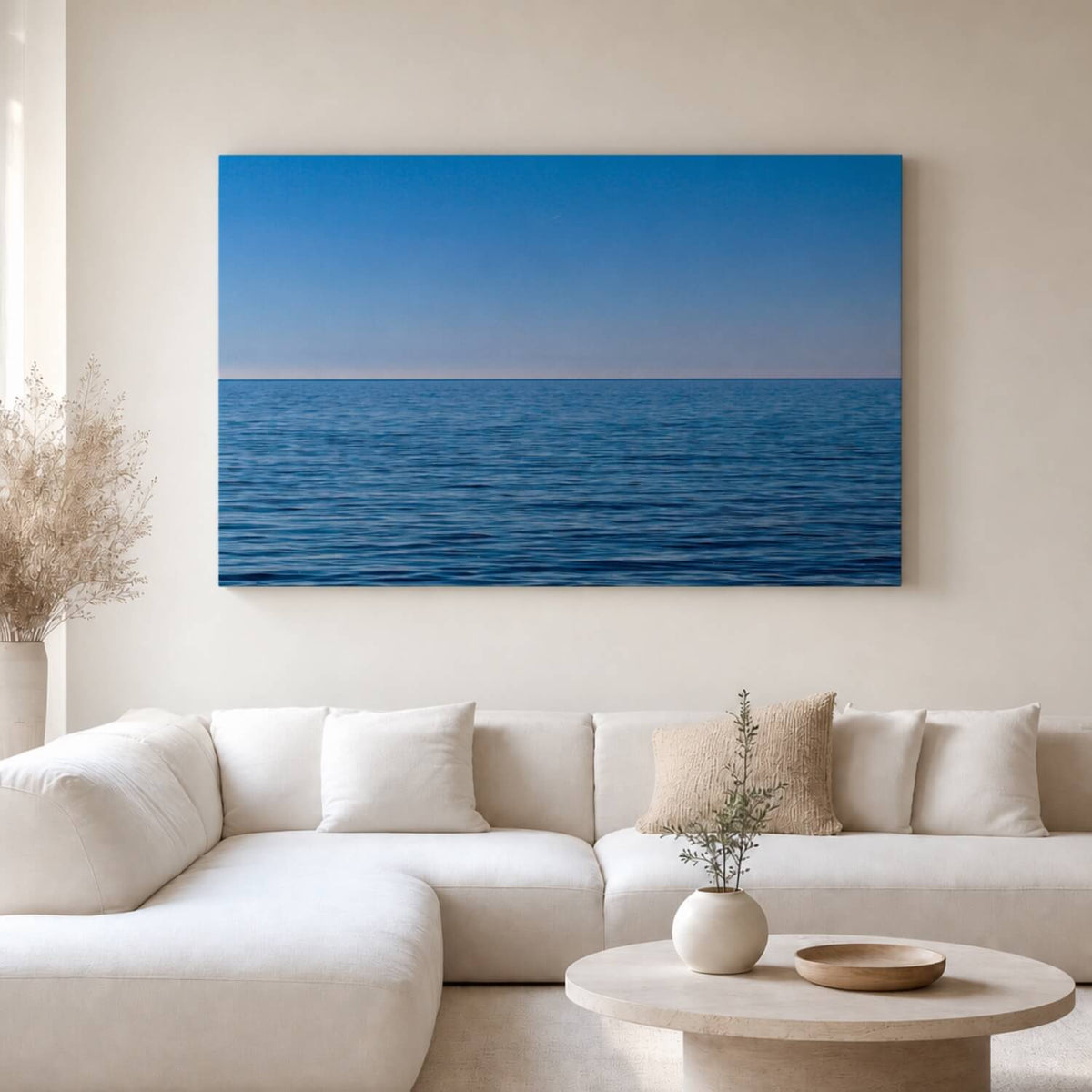 [ai-modified;e:living-room] In einer hellen Wohnsituation hängt das Wandbild Horizon