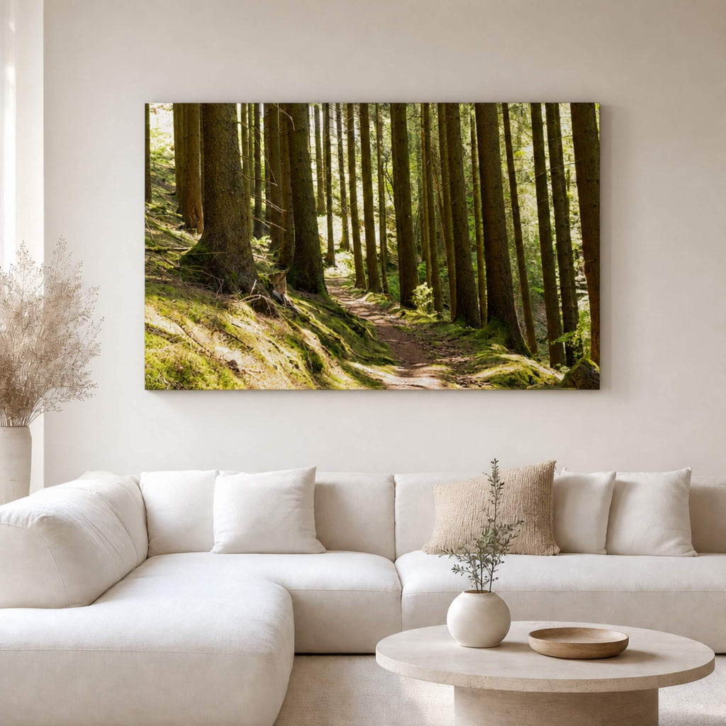 [ai-modified;e:living-room] In einer hellen Wohnsituation hängt das 88Miles Wandbild: Waldidylle