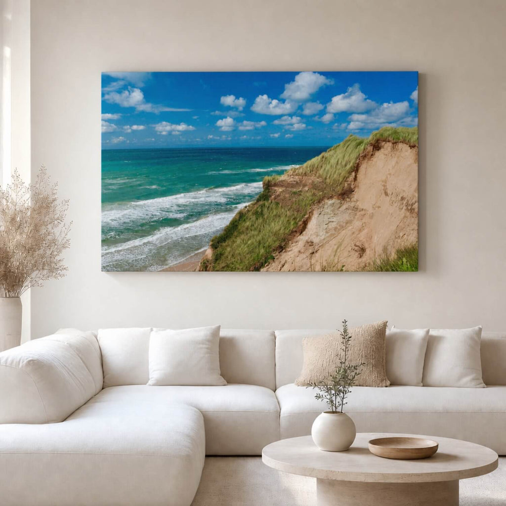 [ai-modified;e:living-room] In einer hellen Wohnsituation hängt das Wandbild: DMC Masterpieces: Zwischen Himmel und Brandung