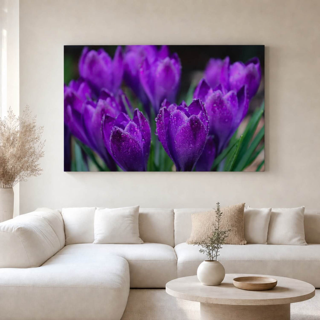 [ai-modified;e:living-room] In einer hellen Wohnsituation hängt das 88Miles Wandbild Purpurblüte