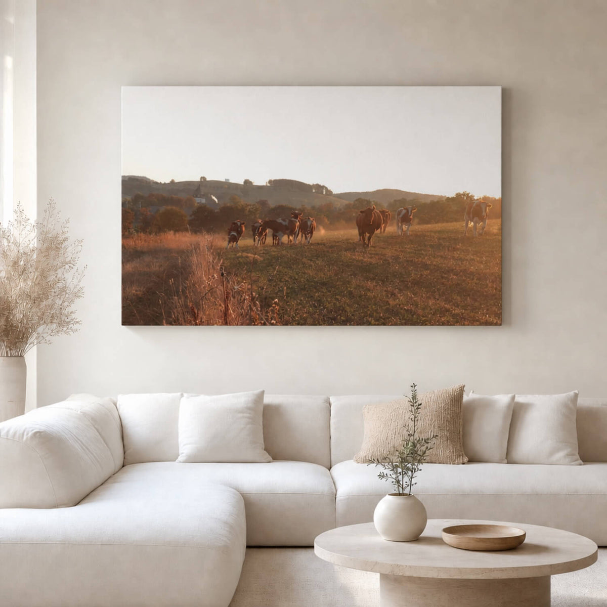 [ai-modified;e:living-room] In einer hellen Wohnsituation hängt das Wandbild Herdendynamik