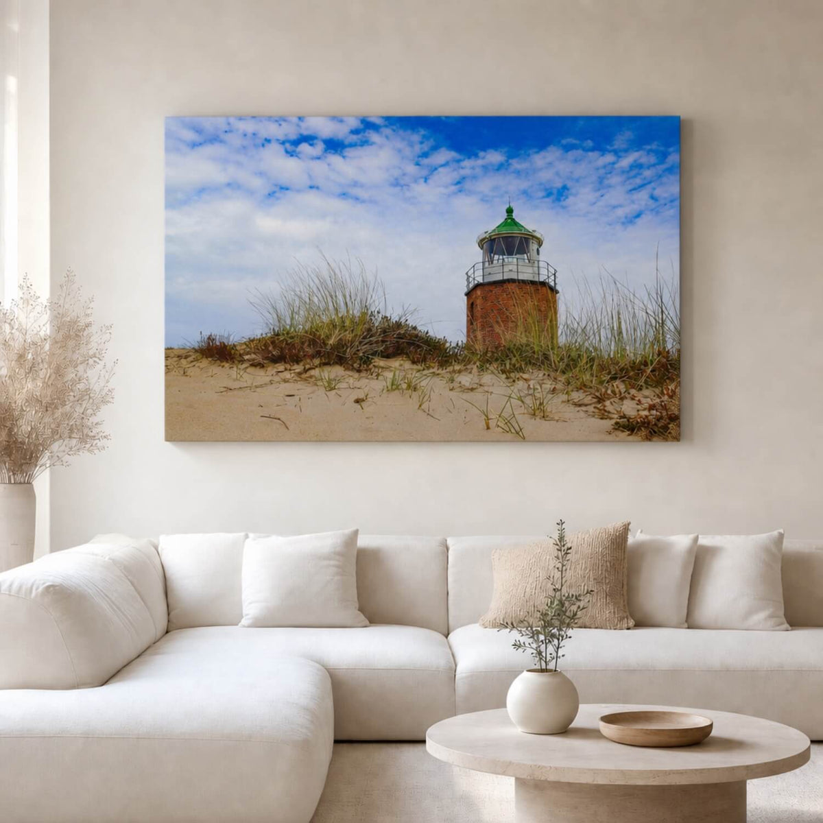 [ai-modified;e:living-room] In einer hellen Wohnsituation hängt das Wandbild Leuchtfeuer