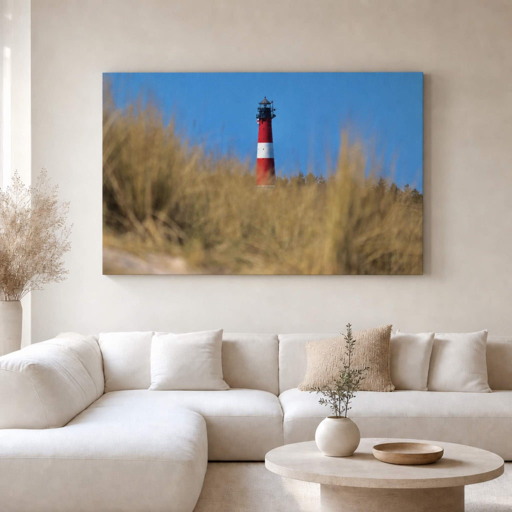 [ai-modified;e:living-room] In einer hellen Wohnsituation hängt das 88Miles Wandbild: Zwischen den Halmen