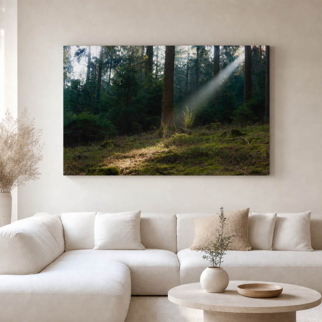 [ai-modified;e:living-room] In einer hellen Wohnsituation hängt das Wandbild Waldzauber