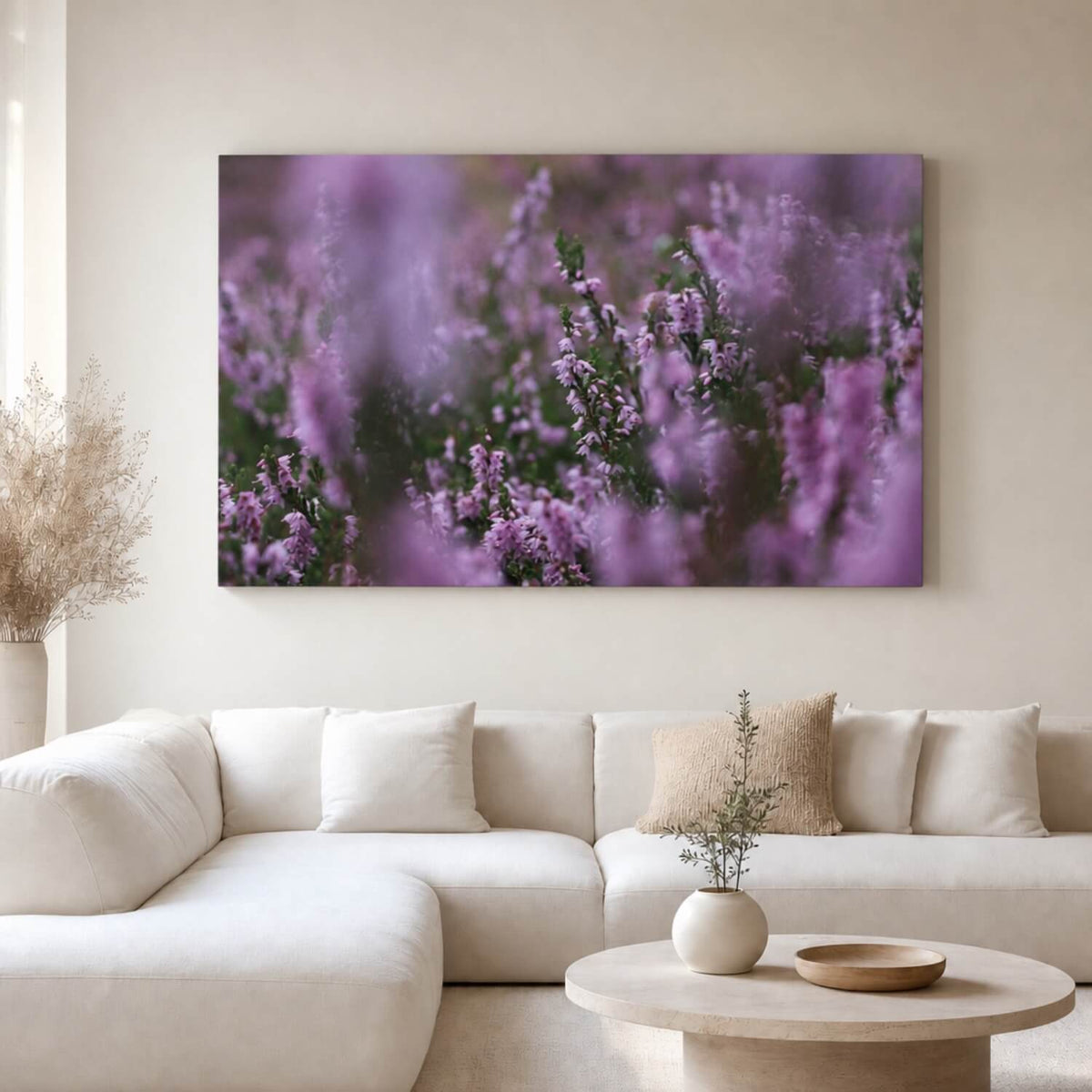 [ai-modified;e:living-room] In einer hellen Wohnsituation hängt das Wandbild: DMC Masterpieces: Heideblüte