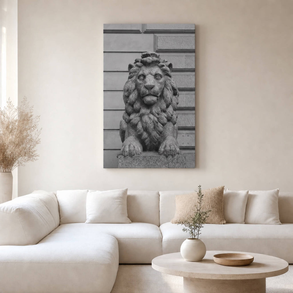 [ai-modified;e:living-room] In einer hellen Wohnsituation hängt das 88Miles Wandbild Mähne aus Stein