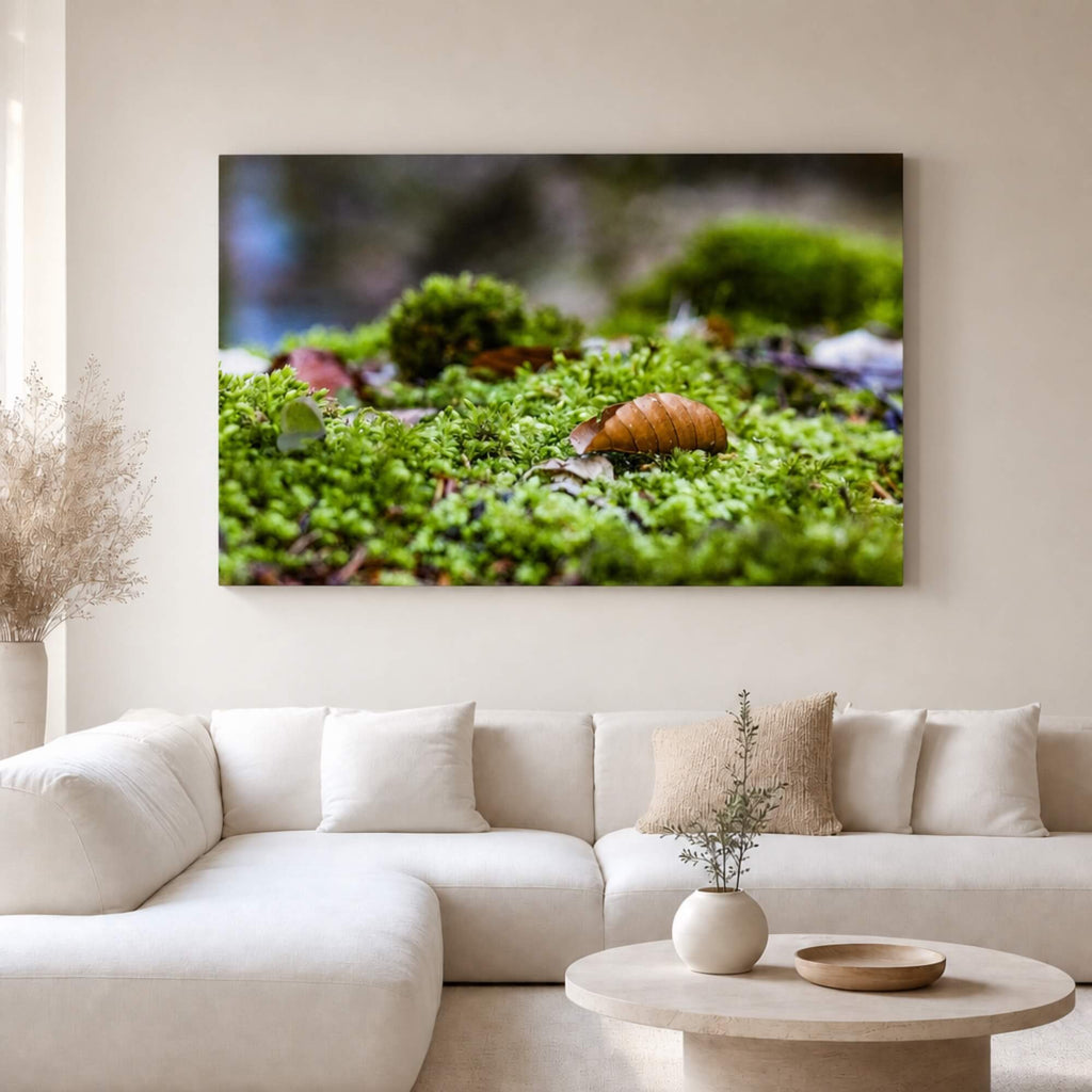 [ai-modified;e:living-room] In einer hellen Wohnsituation hängt das 88Miles Wandbild: Waldstillleben