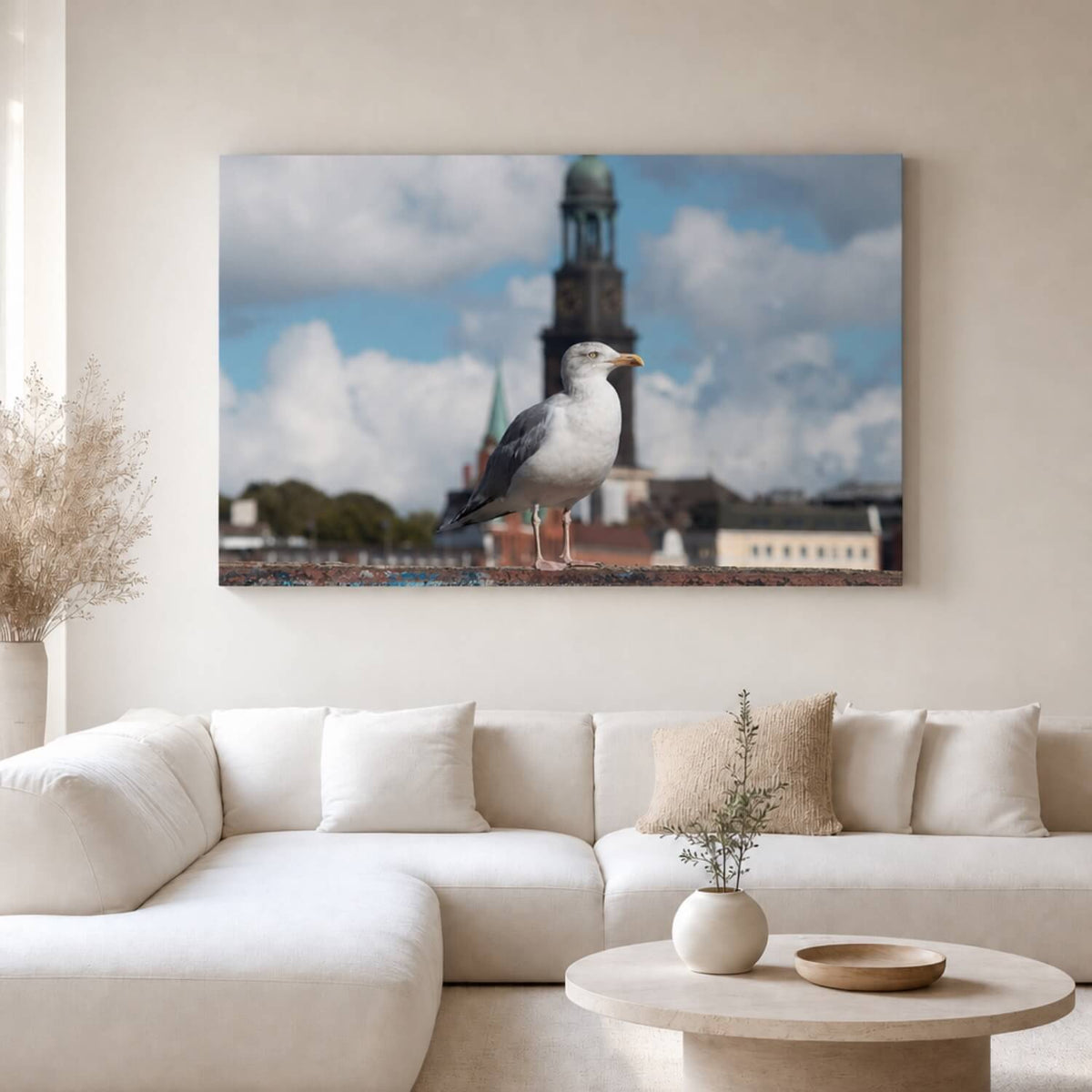 [ai-modified;e:living-room] In einer hellen Wohnsituation hängt das 88Miles Wandbild Möwe Michel