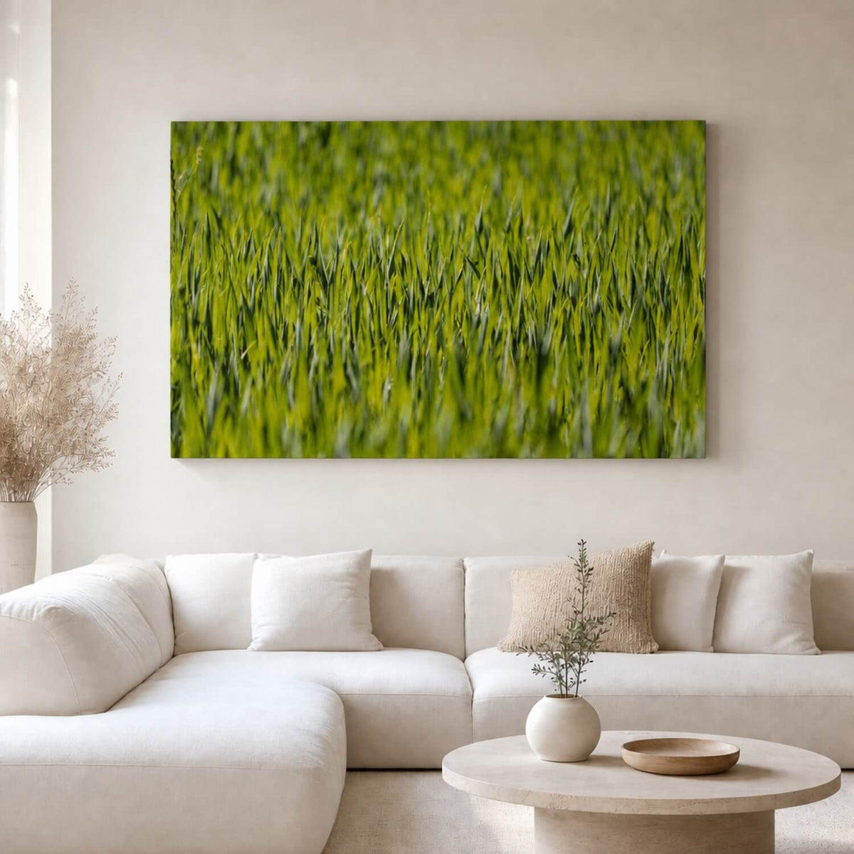 [ai-modified;e:living-room] In einer hellen Wohnsituation hängt das 88Miles Wandbild Rasentruktur