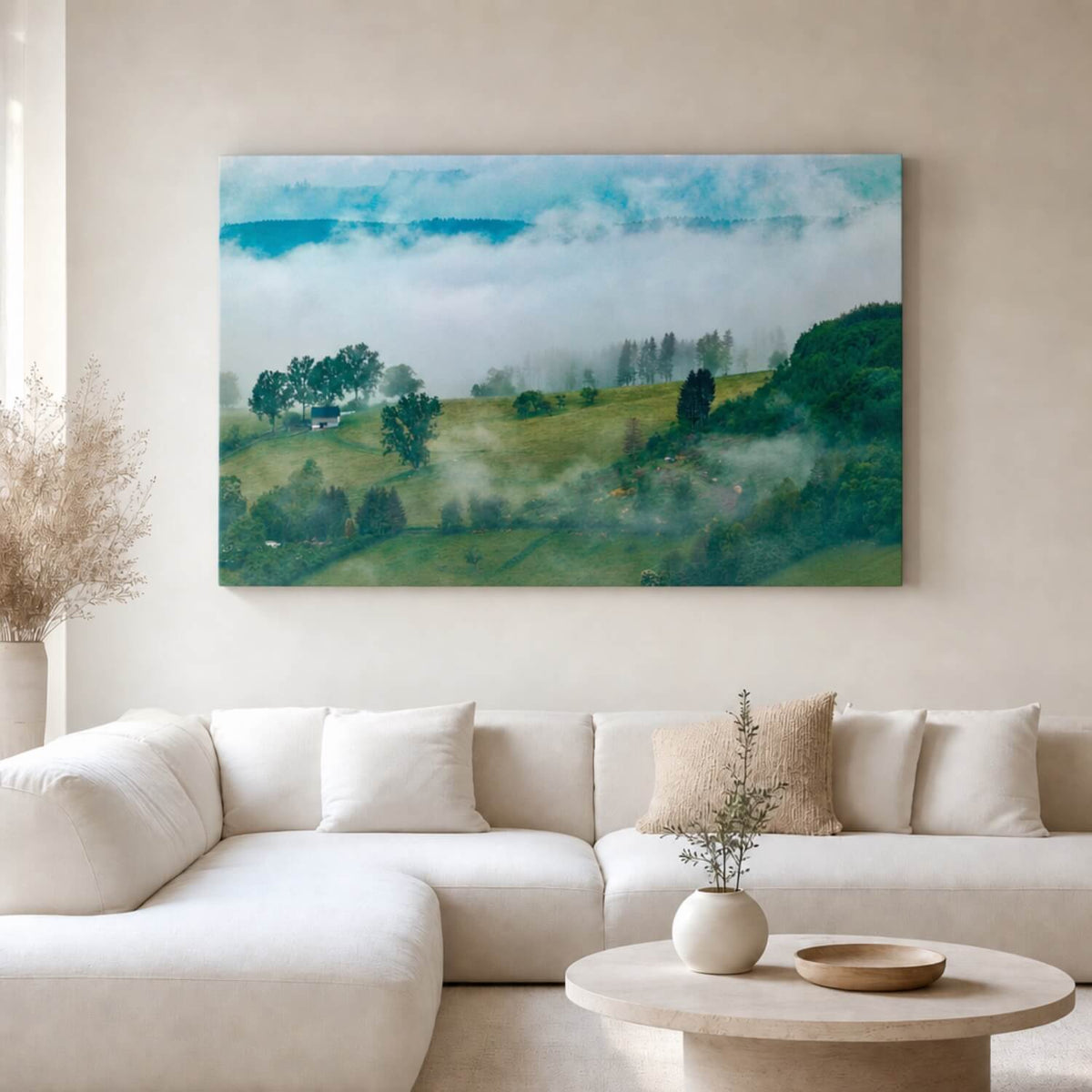 [ai-modified;e:living-room] In einer hellen Wohnsituation hängt das 88Miles Wandbild Nebel im Mittelgebirge