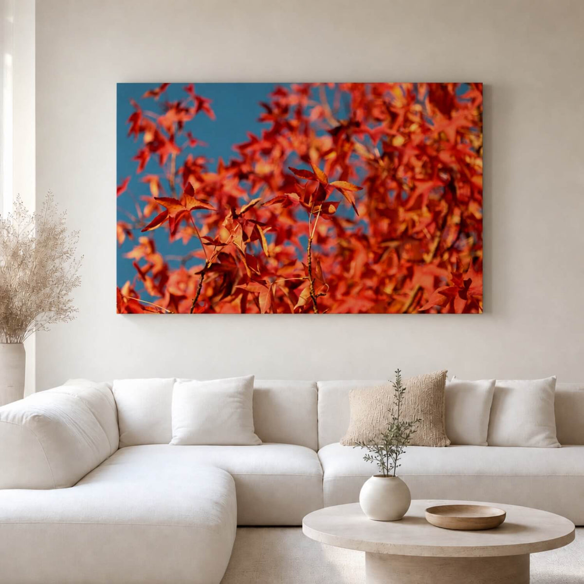 [ai-modified;e:living-room] In einer hellen Wohnsituation hängt das Wandbild rotes Blätterdach