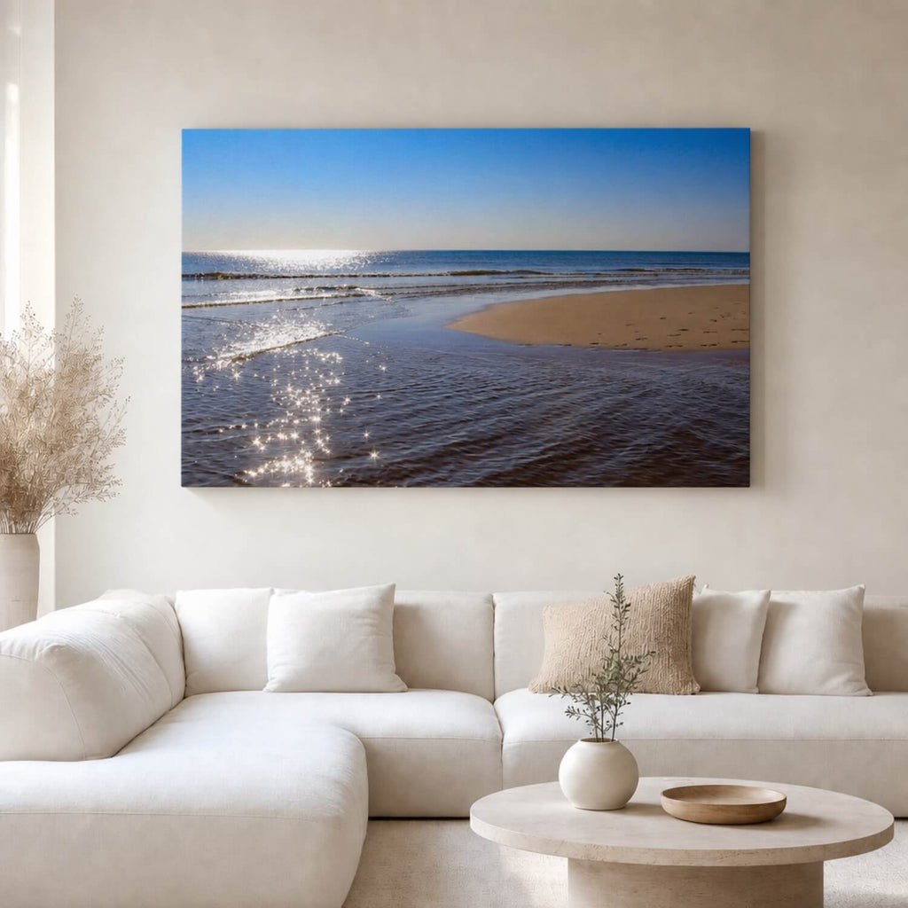 [ai-modified;e:living-room] In einer hellen Wohnsituation hängt das 88Miles Wandbild Funkelndes Meer