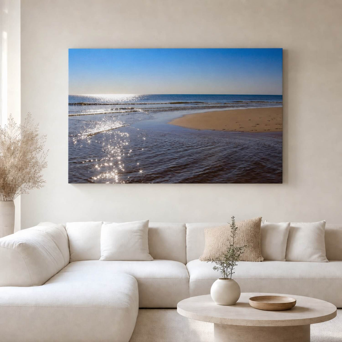 [ai-modified;e:living-room] In einer hellen Wohnsituation hängt das 88Miles Wandbild Funkelndes Meer