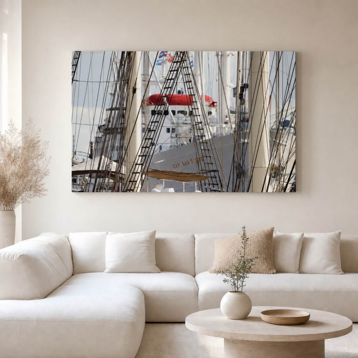 [ai-modified;e:living-room] In einer hellen Wohnsituation hängt das 88Miles Wandbild Hafengewimmel