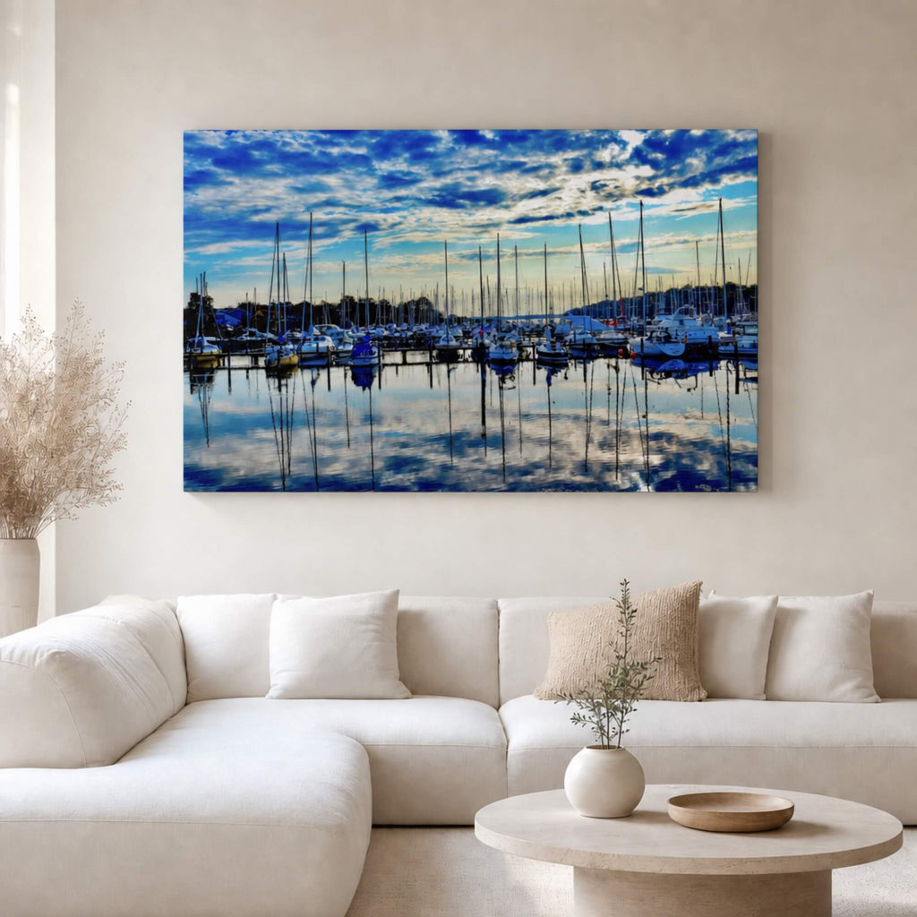 [ai-modified;e:living-room] In einer hellen Wohnsituation hängt das 88Miles Wandbild: Segelmeer