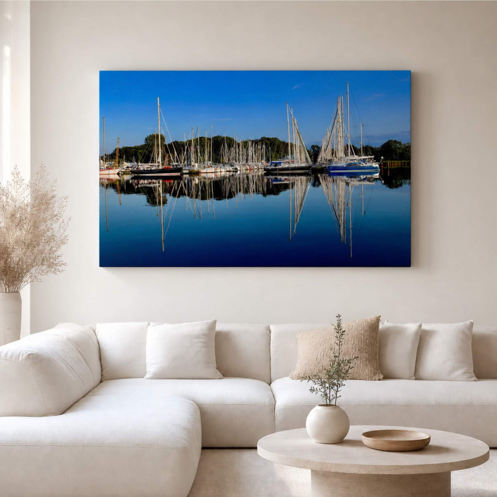 [ai-modified;e:living-room] In einer hellen Wohnsituation hängt das 88Miles Wandbild: Yachthafen