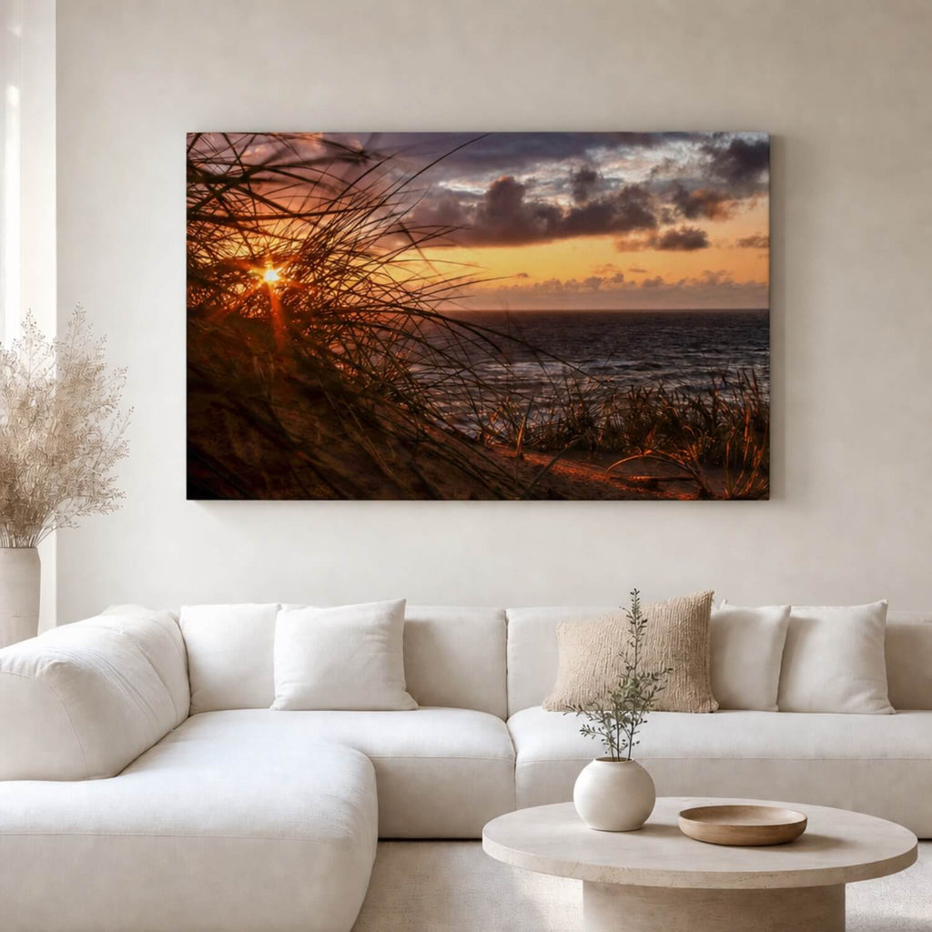 [ai-modified;e:living-room] In einer hellen Wohnsituation hängt das Wandbild: DMC Masterpieces: Warm Regards